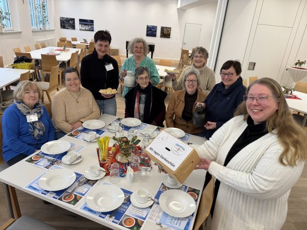 Gisela Sprenger, Sabrina Landenberger, Martina Holz, Elke Meyer, die Pfarrerinnen Renate Kersten und Birgit Schneider, Marlies Haas, Hannelore Tilleke sowie Annika Fideleo (von links) gehören zum Leitungsteam der Lagenser Mahlzeit. Es fehlt auf dem Foto Brigitte Hetzer-Ernst. - © Sandra Castrup