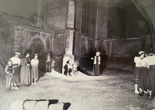 Eindrucksvolles Freilichttheater an der Alexanderkirche im Sommer 1952. Das Schauspiel Der Totentanz mit vielen Oerlinghauser Laiendarstellern wurde von Gottfried Cosack inszeniert. - © Repro: Horst Biere / Quelle: Archiv Höltke