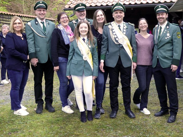Die Königsgesellschaft des Schützenvereins Hummersen mit Manuel Reker und Nina Reker, König Cord Stukenberg und Königin Ramona Stukenberg, Christian Seidel und Nadine Seidel sowie Thomas Kiel und Monika Zenker-Kiel (von links); vorne Jungschützenkönigin Fenja Reker. - © Rudi Rudolph