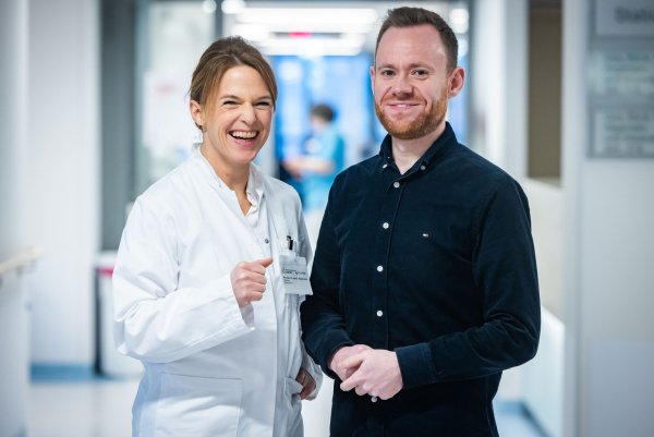 Carolina Pape-Köhler ist Chefärztin der Adipositas-Klinik am Standort Rosenhöhe des Klinikums Bielefeld. Sie ist froh, dass es Dennis Buschmann (29) nach seiner Magenverkleinerung sehr gut geht und er sein Gewicht gehalten hat. - © Sarah Jonek