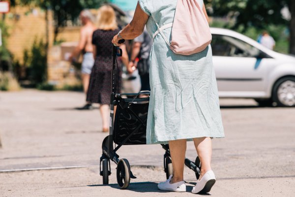 Rentnerinnen und Rentern können finanzielle Unterstützung beantragen. - © Zacharie Scheurer