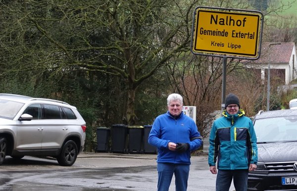 Hans Böhm (links) und Christian Albert vor dem einzigen Ortseingangsschild an der Extertalstraße. - © Axel Bürger