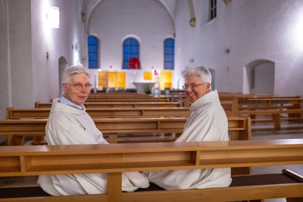 Schwester Ancilla Ernstberger (l.) und Schwester Laetitia Eberle zeigen das Paderborner Michaelskloster – hier sitzen sie in der Kirche. - © Niklas Tüns