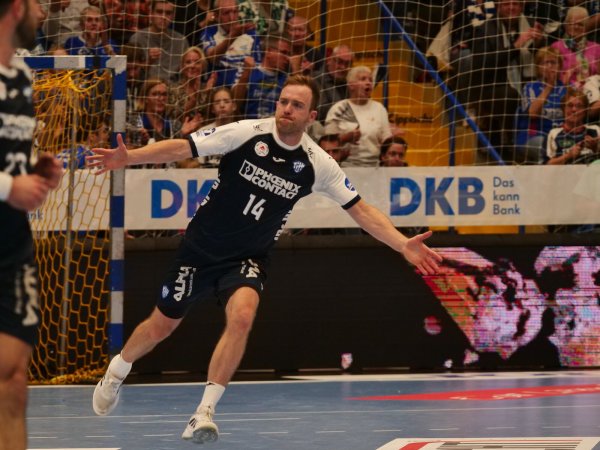 "Flieger, grüß mir die Sonne": Bobby Schagen spielte gegen die Rhein-Neckar Löwen wie abgehoben. - © Jörg Hagemann