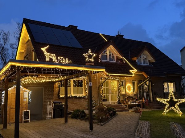 Das hell erleuchtete Haus der Familie Eke sorgt in Lage für Begeisterung. - © Sandra Castrup