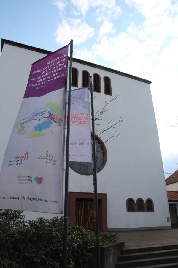Die katholische Kirche Heilig Kreuz in Detmold gehört zu den großen Kirchen des Pfarrverbundes Lippe-Detmold. Hier könnten – unter Beachtung einschlägiger Schutzregeln – erstmals wieder Gottesdienste mit Besuchern stattfinden. Das dürfte frühestens am zweiten Maiwochenende der Fall sein. - © Dieter Asbrock