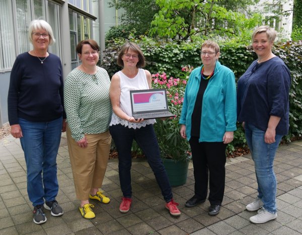 Machen mit bei "Wortschöpfungen" und freuen sich über die neue Internetseite: Iris Kruel, Diana Schuhmacher, Brigitte Fenner, Susanne Tono, Miriam Hähnel (von links). - © Lippisches Landeskirche