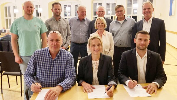 Den Vertrag unterzeichnen (vorne, von links): Carsten Bockhoff, erste stellvertretende Bürgermeisterin Dr. Stella Junger-Schwenner, Tim Sölter, Vertreter des Bürgermeisters, sowie (hinten) Falk Hillebrecht (Firma Otto), Andreas Menke (CLP), Berthold Lockstedt (Firma Bockhoff), Wirtschaftsförderin Marion Wessels, Werner Otto, zweiter stellvertretender Bürgermeister Fried Petringmeier und Fachbereichsleiter Claus Rafael Müther. - © Cordula Gröne