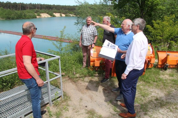 Baden im Baggersee - das könnte in einigen Jahren möglich sein. Die Augustdorfer CDU-Politiker Wolfgang Huppke, Gottfried Dennebier, Frank Salomon, Lutz Müller und MdB Christian Haase blicken auf den Westteil der Sandgrube Brink, wo die Machbarkeitsstudie die größten Chancen für eine Realisierung sieht. - © Dieter Asbrock