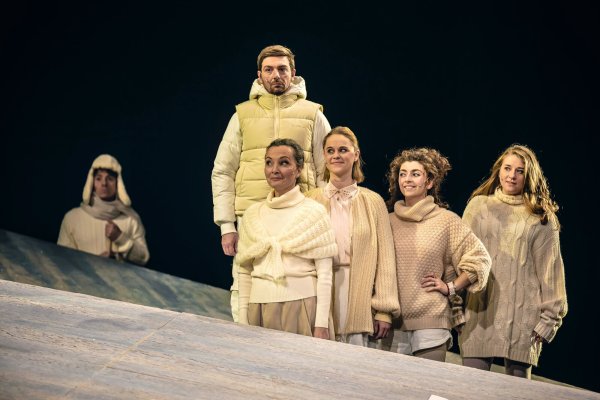 Leonard Lange (von links), Adrian Thomser, Anja Syrbe, Katharina Otte, Stella Hanheide und Ewa Noack feiern am Freitag mit dem Stück "Wie im Himmel" Premiere. - © Marc Lontzek