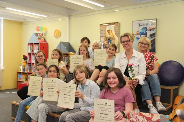 Die Vorleser und die Jury: Vida Kaltenborn (vorne, von links), Julia Hossamo, Jonathan, Miriam Kucza sowie (hinten, von links) Sonja Girod, Katharina Terwesten, Stadtsiegerin Melea Pries, Gerd Borchers, Elisabeth Webel, Stadtsiegerin Emma Drewes, Silvia Hermann und Karen Trumpf. - © Kyrill von Matuschka