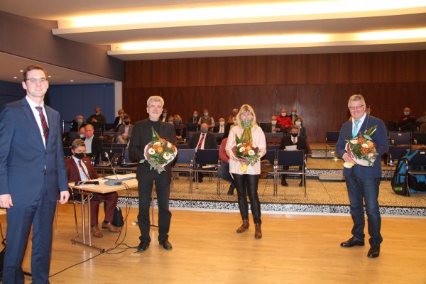 Bürgermeister Matthias Kalkreuter (von links) gratuliert seinen ehrenamtlichen Stellvertretern Rüdiger Kolm, Monika Kuhlmann und Rudolf Stölting. - © Cordula Gröne(LZ)