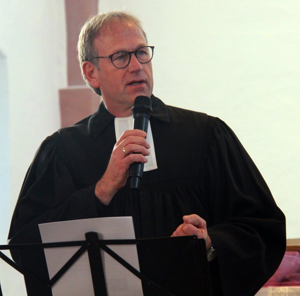 Brot für die Welt sende Hoffnungszeichen, erklärt Pfarrer Dieter Bökemeier. - © Lippische Landeskirche