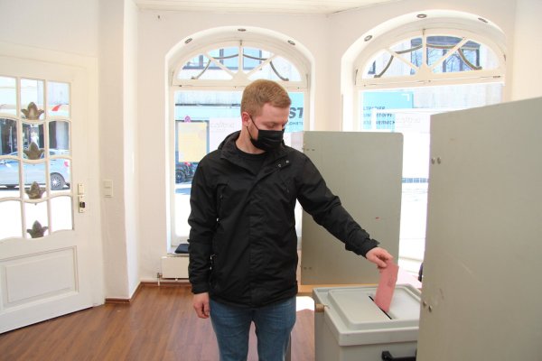 In einem der historischen Pavillons am Kaiser-Wilhelm-Platz, gegenüber der Bürgerberatung, befindet sich das neue Briefwahllokal. Sven Eichner vom Wahlteam demonstriert, wie die Stimmabgabe funktioniert. - © Jana Beckmann