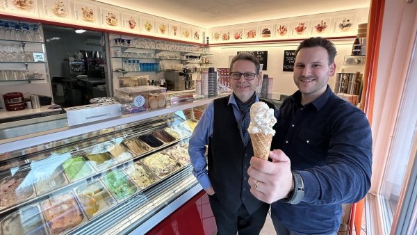 Daniele (links) und Fabio Carlet stehen mit einer Kugel "Joghurt des Orients" im "Carlet's Eis im Eiscafé Daniele" in Hiddesen. - © Alexandra Schaller