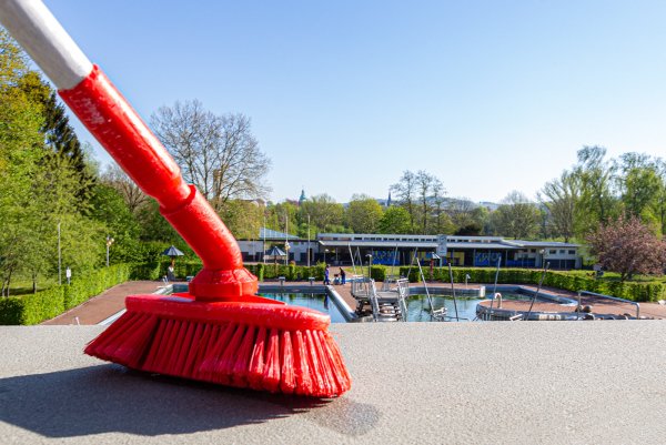 Das Bega-Bad ist laut Stadtwerken bereits gereinigt worden. Auch frisches Wasser ist in die Becken gefüllt worden. - © Stadtwerke