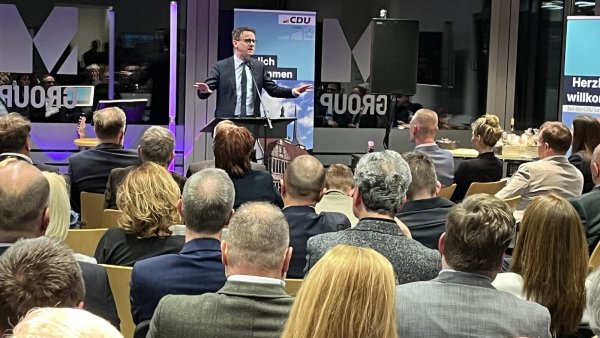 CDU-Generalsekretär Carsten Linnemann lässt auf Einladung der Lemgoer Christdemokraten deutliche Worte in den Räumlichkeiten der M-Group folgen. - © Till Brand