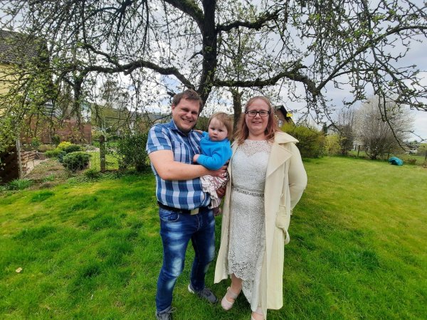 Dominik Kühnel und Karin Hanke werden ihre Hochzeit am Montag ganz allein mit Töchterchen Valerie Irma (15 Monate) Zuhause feiern. Während der Coronavirus-Krise sind keine Gäste erlaubt. Die kleine Familie freut sich dennoch auf ihren Tag. - © Michaela Weiße