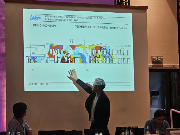 Ralf Hammacher hat im Kulturausschuss den finalen Entwurf des Bielefelder Künstlers Malik Heilmann vorgestellt. Die Eingangsseite der Stadtbücherei und um die Ecke, also die Gebäudeseite, die Richtung Rathaus liegt, soll mit einem Graffiti deutlich aufgewertet werden. - © Astrid Sewing