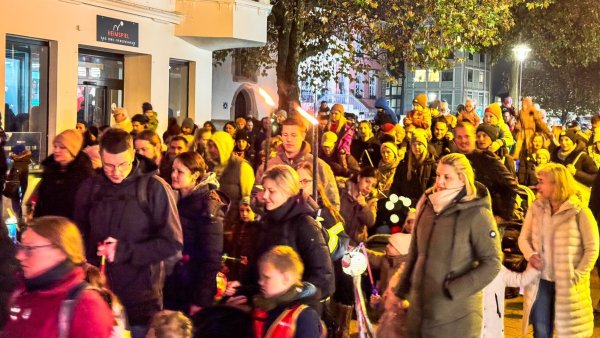 Hunderte Familien kamen am Sonntagabend auf den Detmolder Marktplatz, um zu singen und am Martinsumzug durch die Fußgängerzone teilzunehmen. - © Raphael Bartling