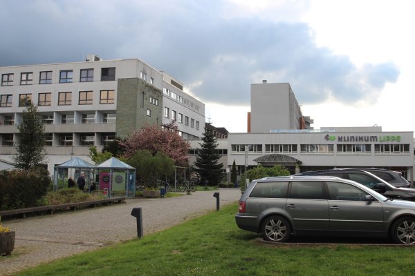 Das Klinikum in Lemgo soll nach Ansicht des Düsseldorfer Gesundheitsministeriums in der jetzigen Form weitgehend erhalten bleiben - inklusive Notfallambulanz. Das freut die Bürgermeister aus Lemgo und Nordlippe. - © Jens Rademacher