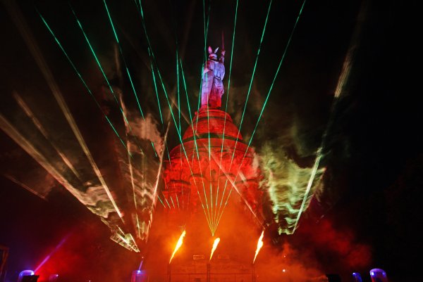 Das Denkmal im Lichtgewitter: "Hermann leuchtet" fand am Wochenende ein Ende - mit spektakulären Anblicken. - © Nicole Ellerbrake