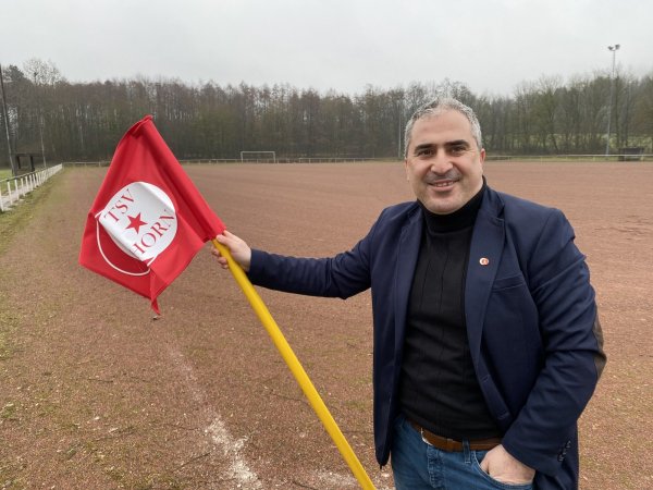 Ender Ünal aus dem Vorstand des TSV Horn mit einer Eckfahne im Eggestadion. Die Vereine aus Horn-Bad Meinberg hoffen, dass der Aschenplatz zu einem Kunstrasenplatz wird. - © Sebastian Lucas