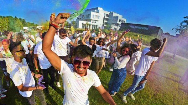 Beim Holi-Open-Air auf der Campuswiese wird mit Farben "geworfen". - © Nicole Ellerbrake