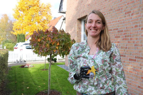 Stefanie Dietrich hat sich den Arm amputieren lassen. Mit Hilfe ihrer elektronischen Prothese kann sie selbst filigrane Dinge greifen. - © Alexandra Schaller