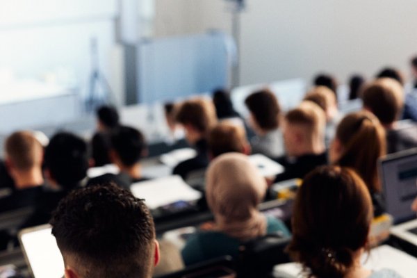 An der TH OWL und anderen Hochschulen werden ausländische Ingenieure, die in ihrer Heimat ein Studium absolviert haben, für den deutschen Arbeitsmarkt weitergebildet. - © TH OWL