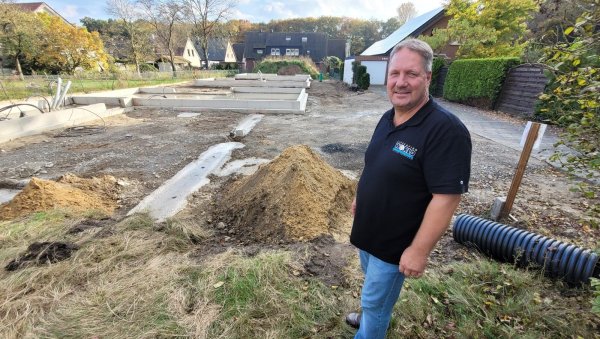 Thomas Müller (54) errichtet die Häuser auf dem Nachbargrundstück. - © Ludger Osterkamp