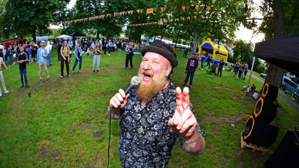 „Dr. Ring Ding“ tritt bei der „Block Party“ im Abteigarten und begeistert die Besucher. - © Nicole Ellerbrake