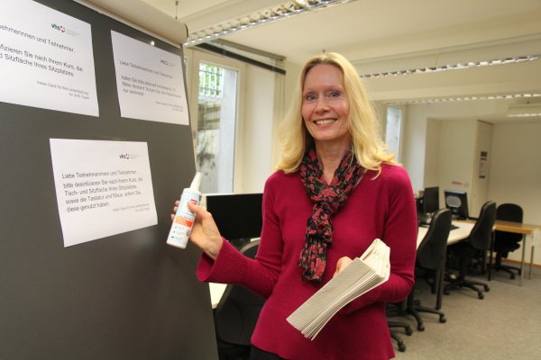 Die Computerarbeitsplätze hat die VHS-Leiterin Ute Reichert bereits
desinfiziert. Auf den ausgehängten Zetteln werden die Teilnehmer
gebeten, am Ende der Kurse selbst für die Reinigung zu sorgen. - © Knut Dinter