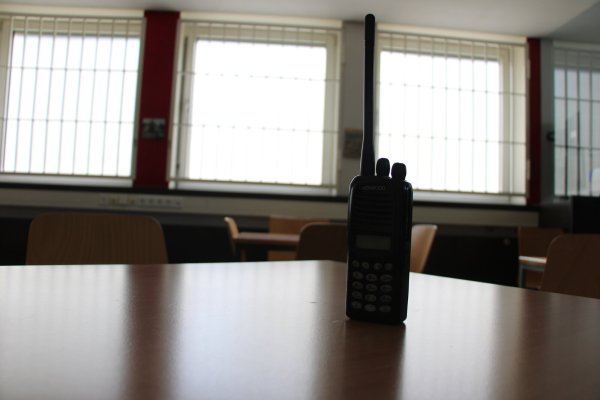 Eine Detmolderin sitzt inzwischen in Haft. Der Eierwurf auf Kevin Kühnert ist längst nicht der einzige Vorwurf, dem sich die Frau hat stellen müssen. - © Janet König