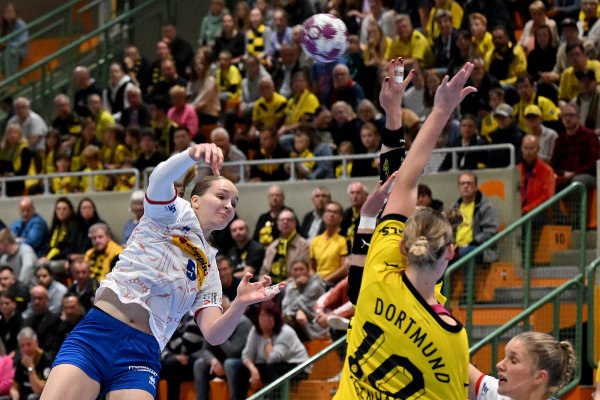 Blombergs Nieke Kühne nimmt sich gegen die Dortmunderin Lena Degenhardt den Wurf. - © Mathias M. Lehmann