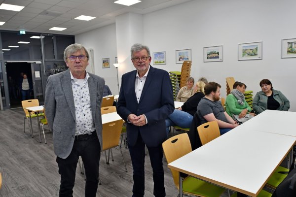Manfred Walhorn (links), ehemaliger Abteilungsleiter im Familienministerium NRW und Gerhard Schemmel, Vorsitzender der AWO Leopoldshöhe referieren über die Krise in den Kindertagesstätten. - © Gunter Held