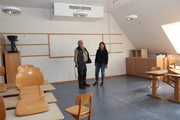 Schulhausmeister Klaus Schlichting und Stefanie Stölting, Teamleiterin Schulimmobilien, zeigen die neu eingebaute Lüftungsanlage in einem Klassenraum des Bildungshauses Weerthschule in der Richthofenstraße 93. - © Cordula Gröne