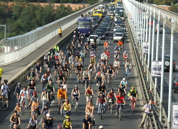 Das Foto der Fahrradfahrer-Demo "Critical Mass" 2007 in Prag zeigt anschaulich, worum es bei einer Verkehrswende geht. Verkehrsraum und -wahrnehmung zurückzuerobern. - © Wikimedia/Hynek Moravec