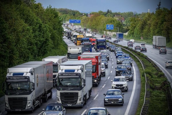 Langer Stau auf der A2 in Bielefeld - aufgrund der Sperrungen im Kreuz Bielefeld ab Sonntag, 4. August, kann es zu Verkehrsbehinderungen kommen. - © Paul Brinkmann (Symbolbild)