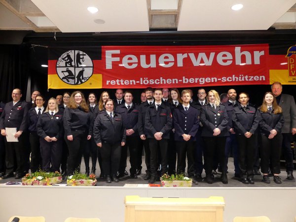 Die Feuerwehr Barntrup hat einige Beförderungen und Ehrungen ausgesprochen. - © Rudi Rudolf
