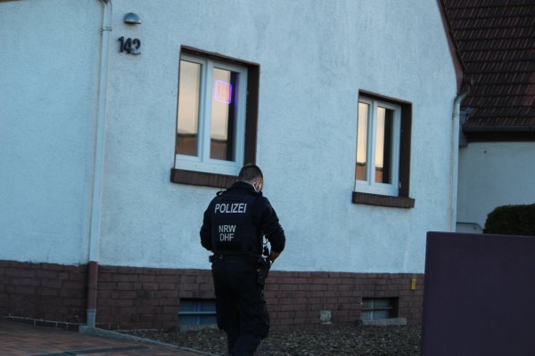 Die Polizei durchsuchte am Mittwoch ein Bordell in Löhne. Ein Neonlicht im Fenster ("Open") weist darauf hin, dass das Etablissment zu dem Zeitpunkt wahrscheinlich eigentlich geöffnet war. - © Lukas Brekenkamp