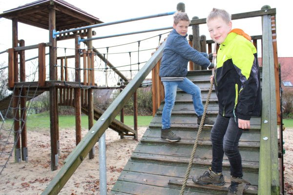 Florian und Johannes (von links) lieben das Mulitfunktions-Spielgerät auf „ihrem" Spielplatz „In der Holle" in Pottenhausen. - © Sandra Castrup