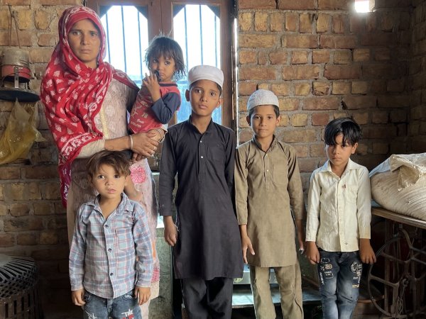 Sajida (links im Hintergrund) lebt mit ihren verbliebenen Kindern im nordindischen Dorf Ghatmeeka. - © Can Merey