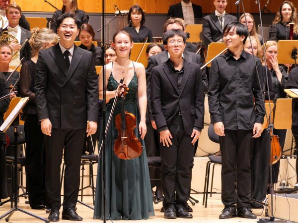Brillante Aufführungen im Konzerthaus mit dem Philharmonischen Orchester Hagen. Dirigent Seong-Bin Oh meistert das Konzert für Viola und Orchester von William Walton (1902-1983) mit den Solisten Antonia Mütze, He-Yuan Cheng und Zhehao He (von links). - © Thomas Krügler