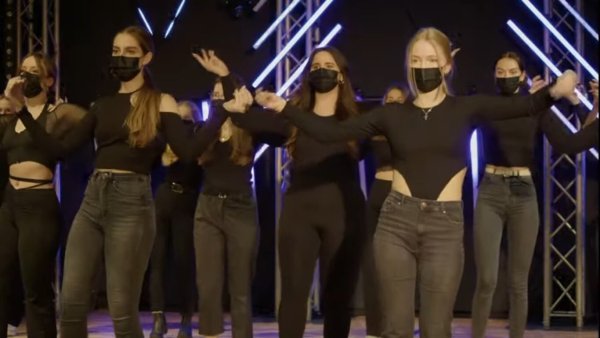 Schwarz in schwarz inklusive Maske: Beim „Thursday Night Fever" zeigten die Tänzerinnen des Gymnasiums, was sie drauf haben – live, aber ohne Publikum im Saal.  - © Nicole Ellerbrake