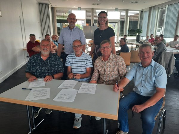 Christoph Bebermeier (Freibadverein Laßbruch, von links), Fachbereichsleiter Marco Wallenstein, Stefan Dubbert (Freibad Bösingfeld-Asmissen), Ausschussvorsitzende Nadine Hellmuth, Ingo Milewski (stellvertretender Ausschussvorsitzender und 2. Vorsitzender Freibad Bösingfeld/Asmissen) und Bürgermeister Frank Meier bei der Vertragsunterzeichnung. - © Lorraine Brinkmann
