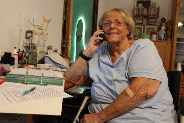 Renate Müller gibt als qualifizierte Rheuma-Beraterin und Vorsitzende der Selbsthilfegruppe in Lemgo gerne Auskunft. - © Sandra Castrup