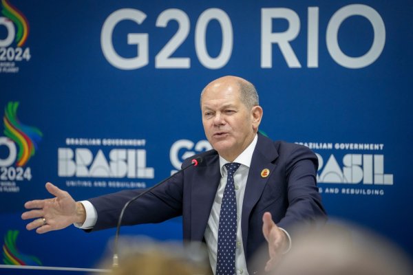 Olaf Scholz (SPD) ist beim G20-Gipfel in Rio, während in Berlin über seine Zukunft verhandelt wird. - © Kay Nietfeld/dpa
