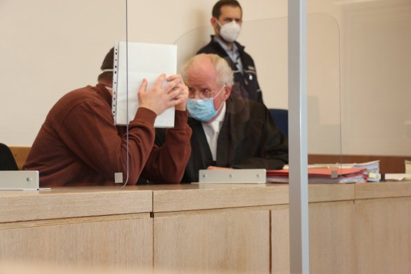 Vertediger Dr. Andreas Jolmes bespricht sich mit seinem Mandanten. - © Janet König