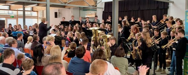 Kaum Platz auf der Bühne: Alle „Bläser“ beim Schlussstück „Hard Rock Blues“. - © Engelbert-Kaempfer-Gymnasium
